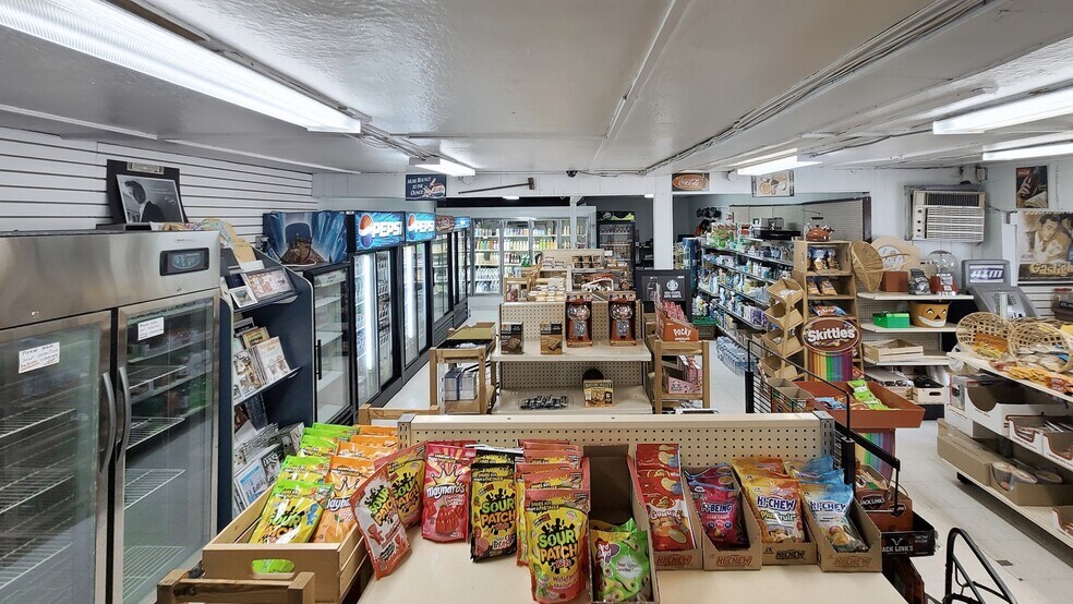 More Photos Of 509 Lakeshore Rd W, Oakville General Retail For Sale