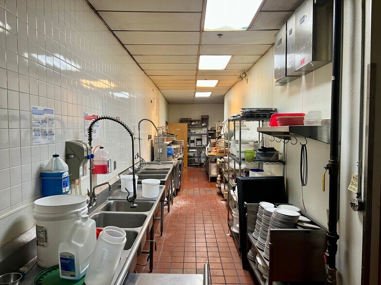 More Photos Of 1009 Central Ave NW, East Grand Forks General Retail For Sale