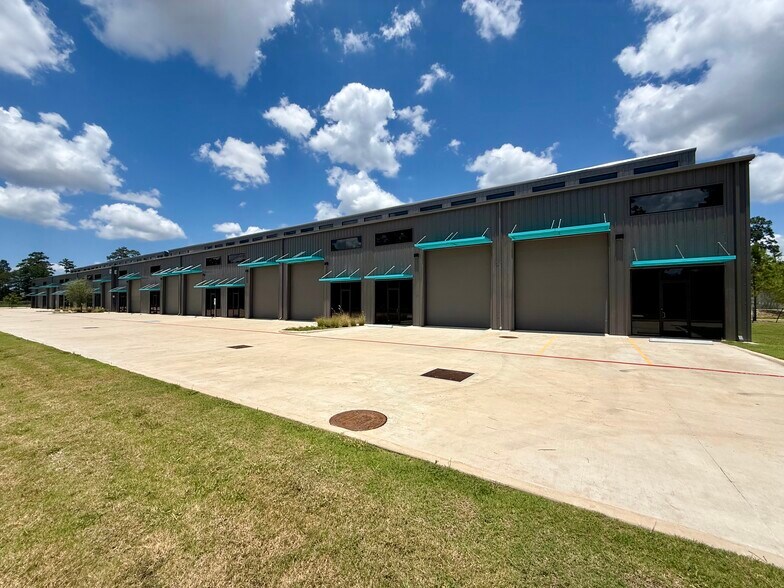 More Photos Of 2007 Airport Rd, Conroe Unknown For Lease