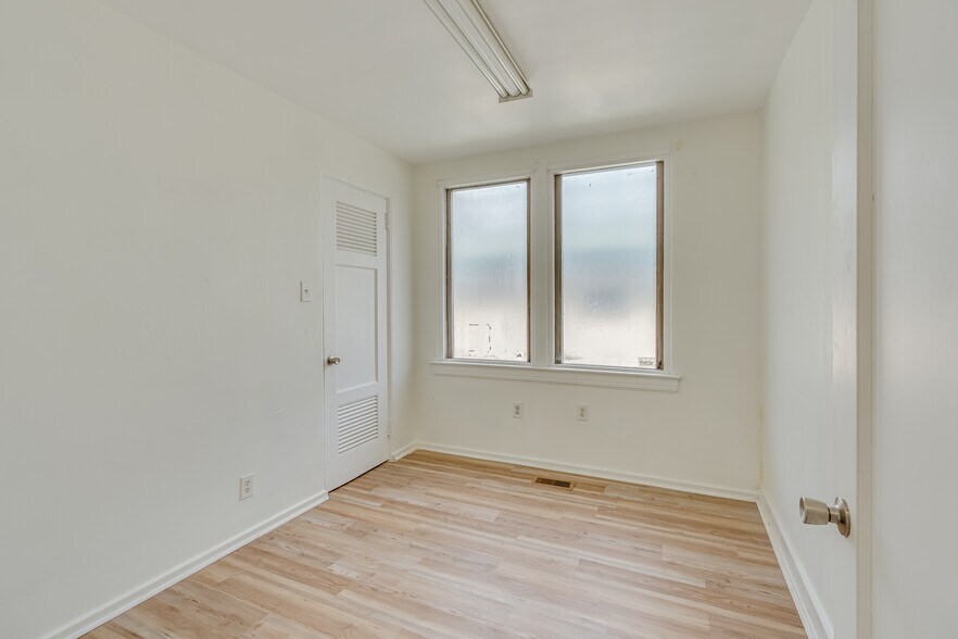 More Photos Of 1401 Spring Hill Ave, Mobile Medical For Sale