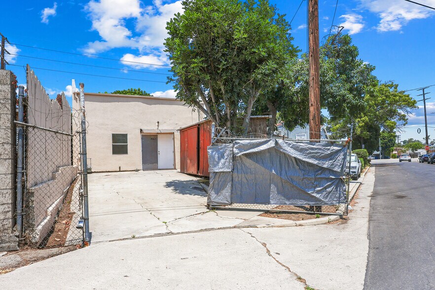 More Photos Of 5812 Venice Blvd, Los Angeles Showroom For Sale