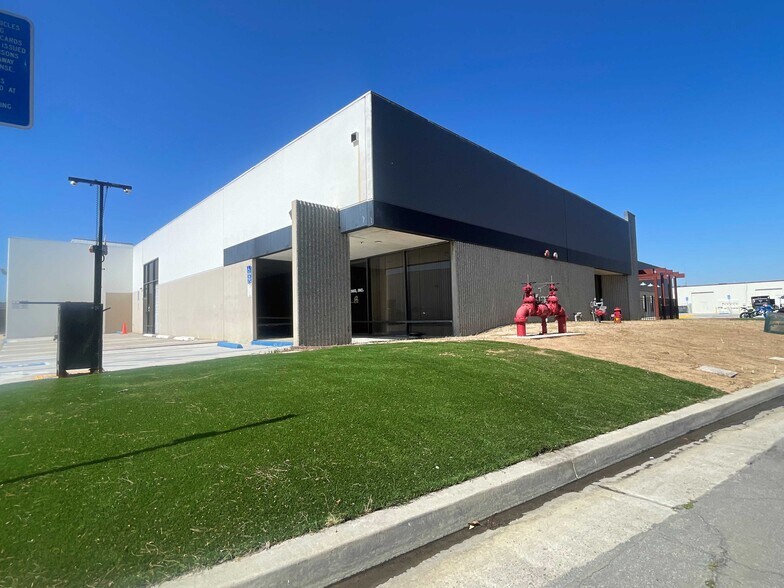 More Photos Of 16561-16571 Gemini Ln, Huntington Beach Manufacturing For Lease