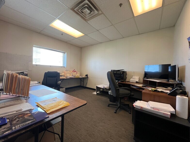 More Photos Of 3621 Shelby Ln, Denton Manufacturing For Lease