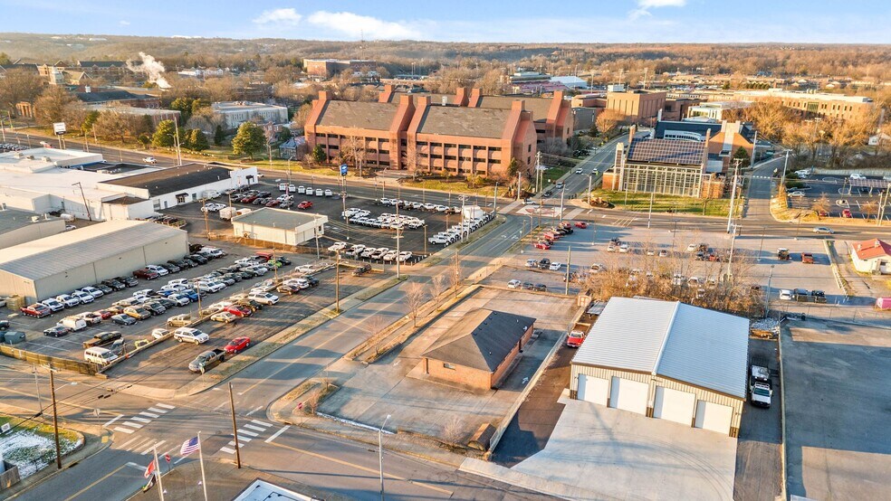 More Photos Of 215 8th St, Clarksville Medical For Lease