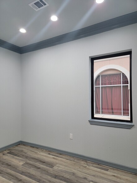 More Photos Of 15018 Lakefair Dr, Richmond Office For Lease