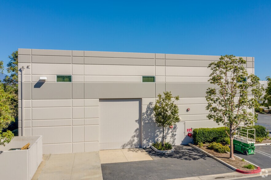 More Photos Of 11 Goddard, Irvine Light Manufacturing For Lease