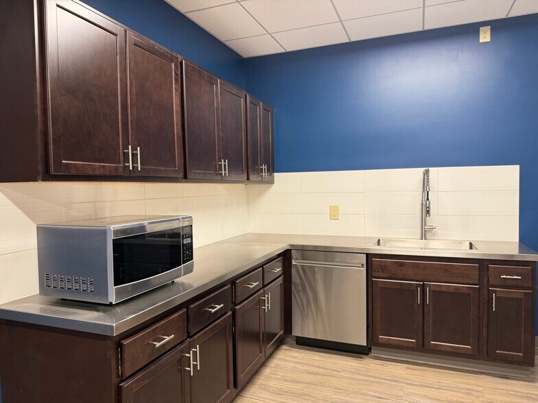 More Photos Of 610 N Ottawa Ave, Golden Valley Office For Lease