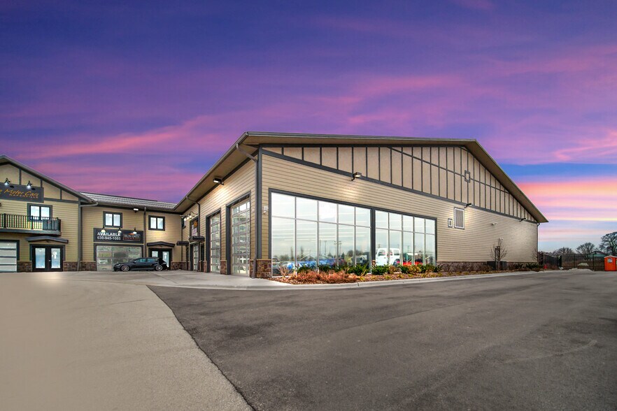 More Photos Of 2108-2260 Ferry Rd, Naperville Showroom For Sale