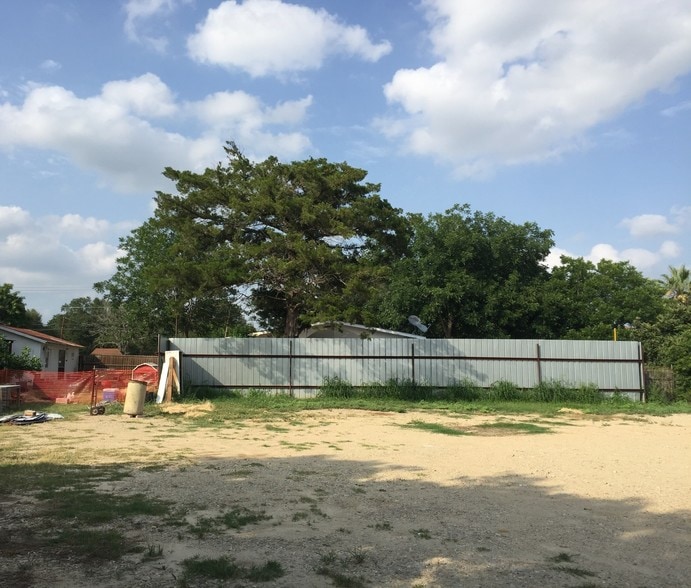 More Photos Of 918 3rd St, Floresville Warehouse For Lease