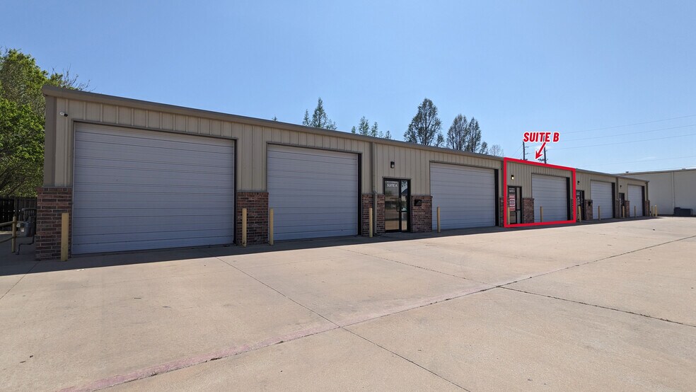 More Photos Of 621-633 N Kessler St, Wichita Showroom For Lease