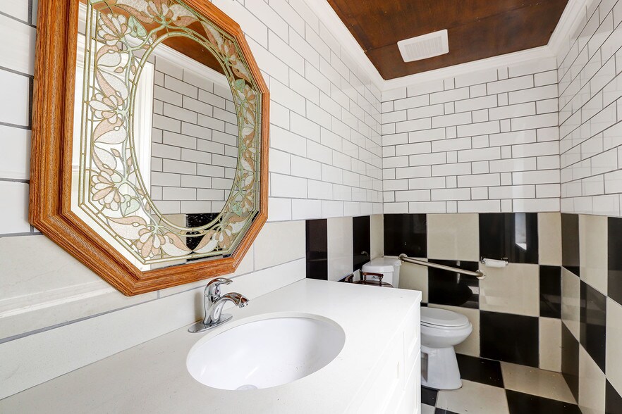 More Photos Of 212 Main St, Sierra City Hotel For Sale