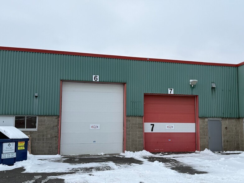 More Photos Of 135 Ch du Tremblay, Boucherville Showroom For Lease