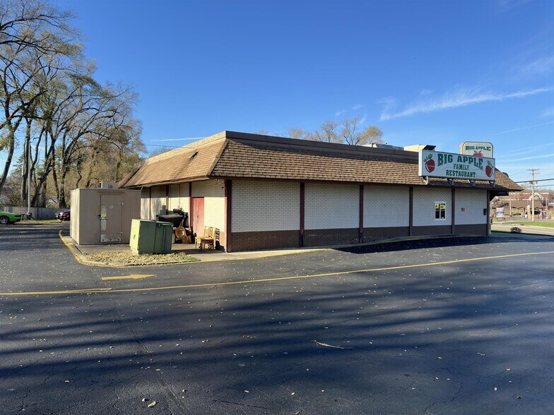 More Photos Of 1427 W Galena Ave, Freeport Freestanding For Sale