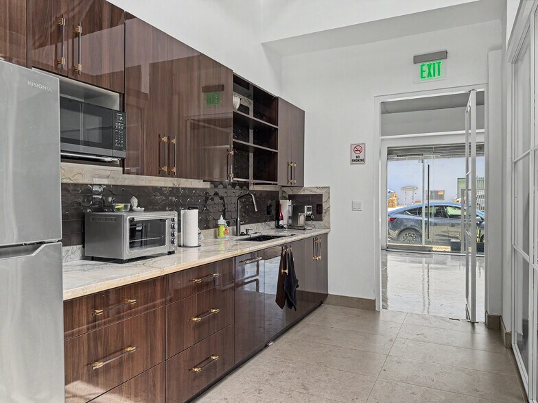 More Photos Of 1507-1509 Maple Ave, Los Angeles Warehouse For Lease