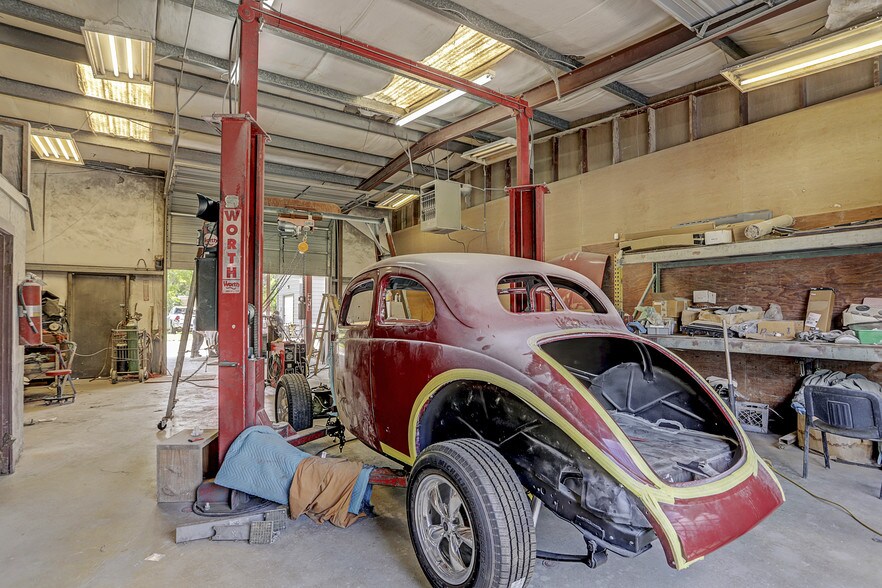 More Photos Of 1125 Cloverleaf St, Houston Industrial For Sale