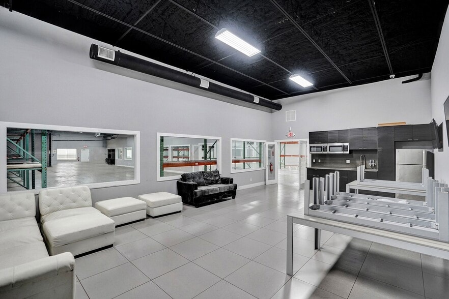 More Photos Of 2521 NE 4th Ave, Pompano Beach Flex For Lease