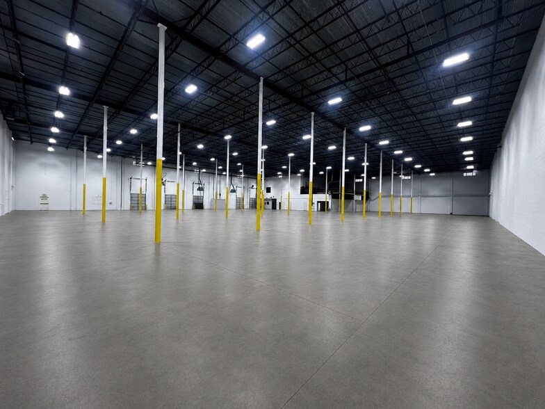 More Photos Of 10910 Katy Fwy, Houston Distribution For Lease