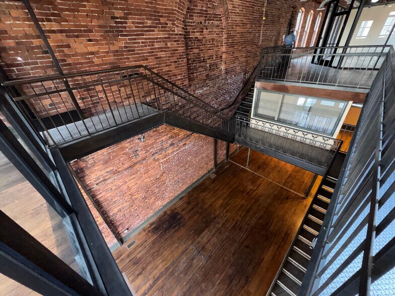 More Photos Of 390 S Main St, Memphis Office For Sale