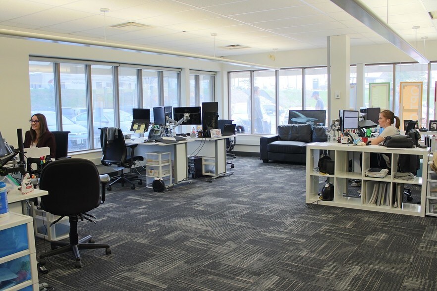 More Photos Of 148 Manitou Dr, Kitchener Office For Lease