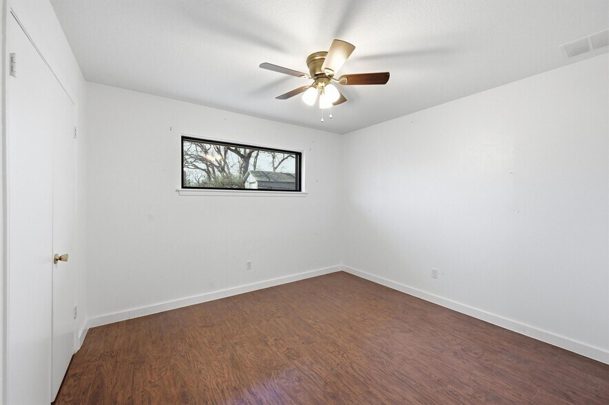 More Photos Of 1927 W Arkansas Ln, Pantego Light Manufacturing For Sale