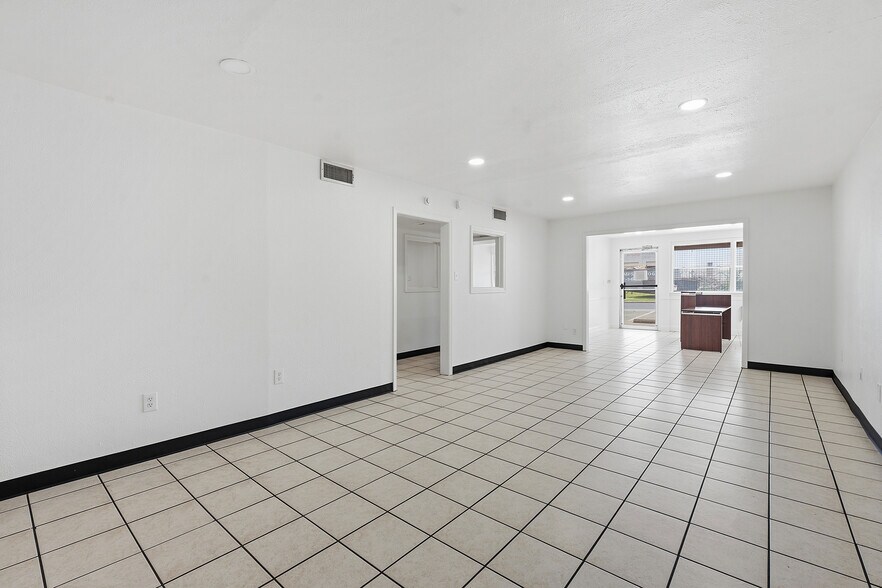 More Photos Of 1120 E 52nd St, Austin Flex For Sale