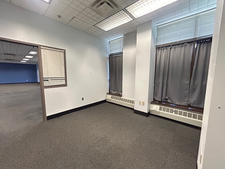 More Photos Of 22 N 1st St, Newark Light Distribution For Lease