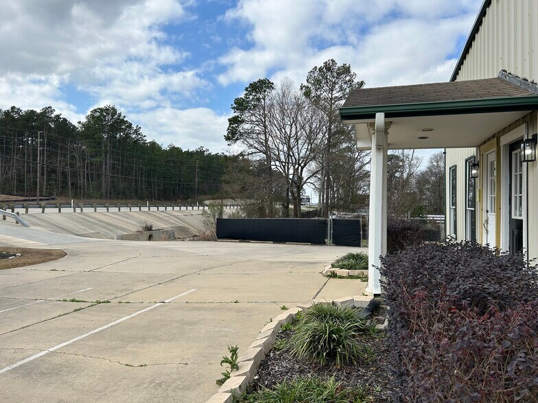 More Photos Of 10430 Fm 1097 Rd W, Willis Freestanding For Lease