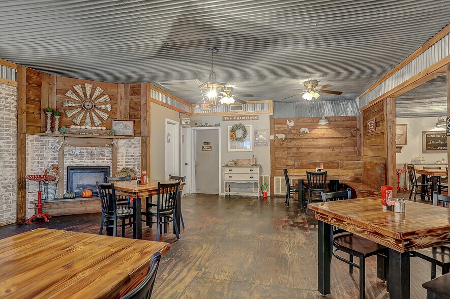 More Photos Of 117 S Franklin St, Colbert Restaurant For Sale