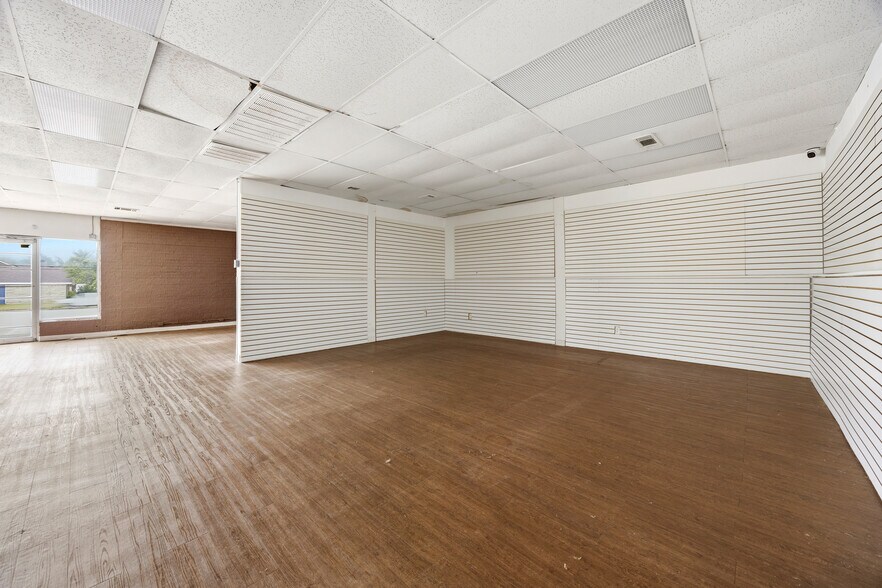 More Photos Of 1320-1326 Bedford Rd, Bedford Unknown For Lease