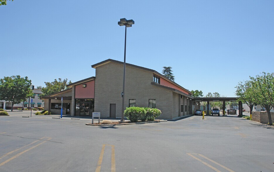 More Photos Of 345 N Main St, Porterville Bank For Lease