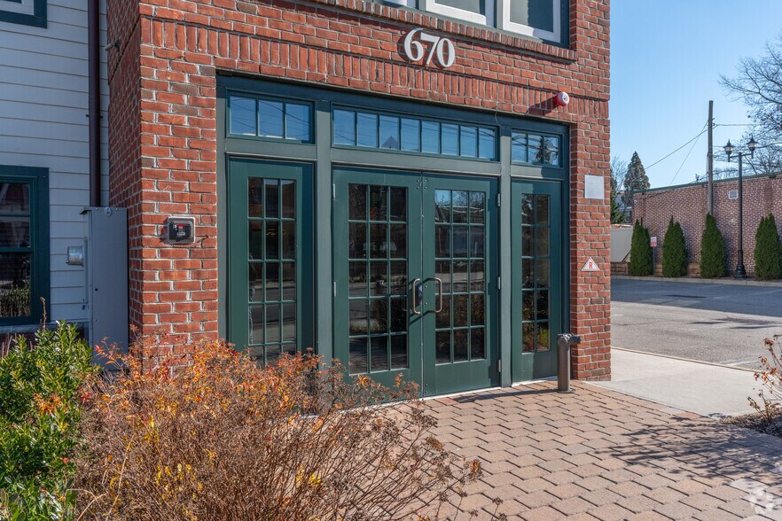 More Photos Of 670 Glen Cove Ave, Glen Head Office For Lease