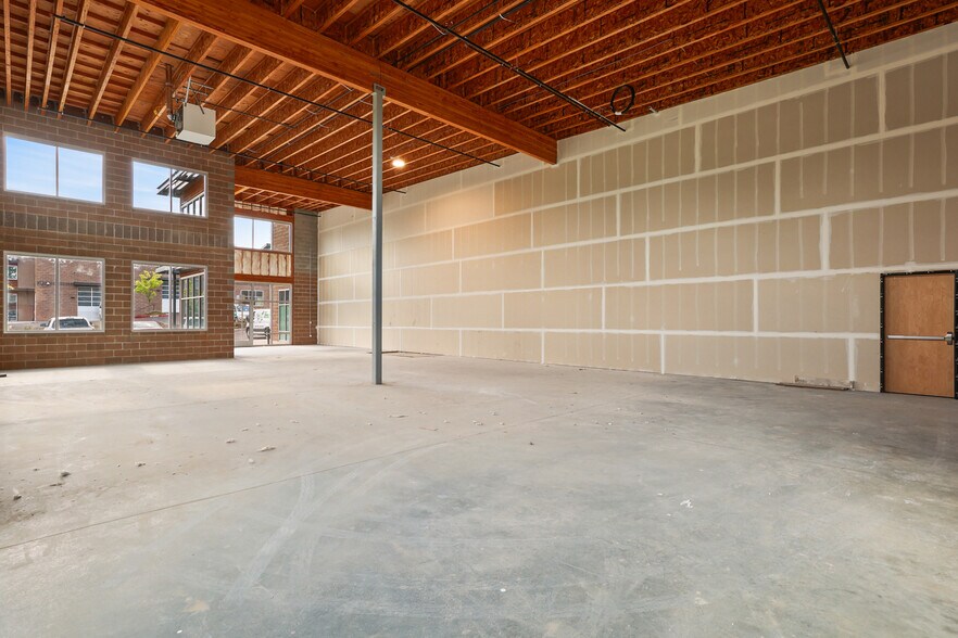 More Photos Of 21600 SE Stark St, Gresham Service For Lease