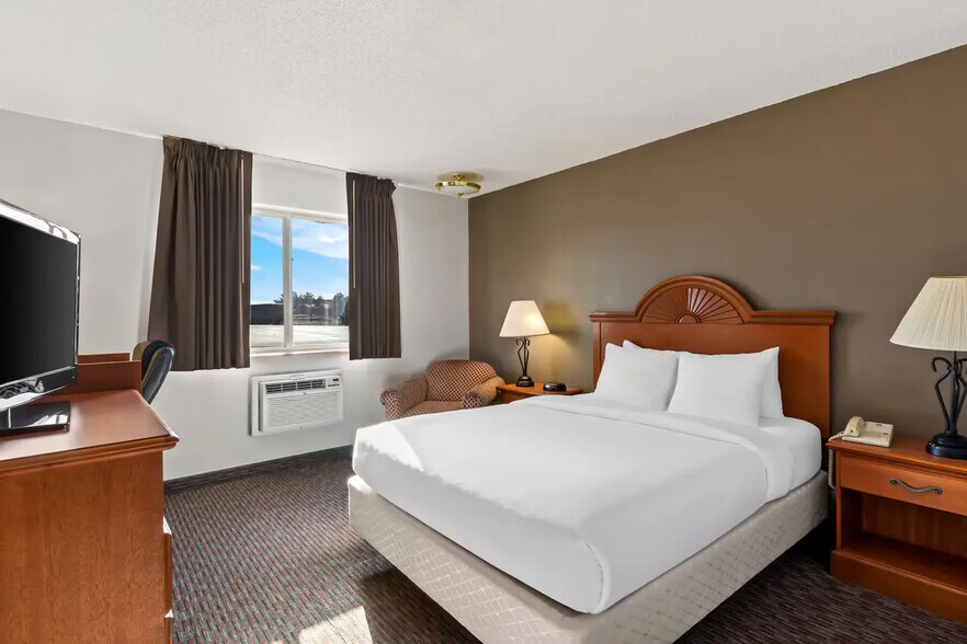 More Photos Of 730 E Jennifer Ln, Sidney Hotel For Sale