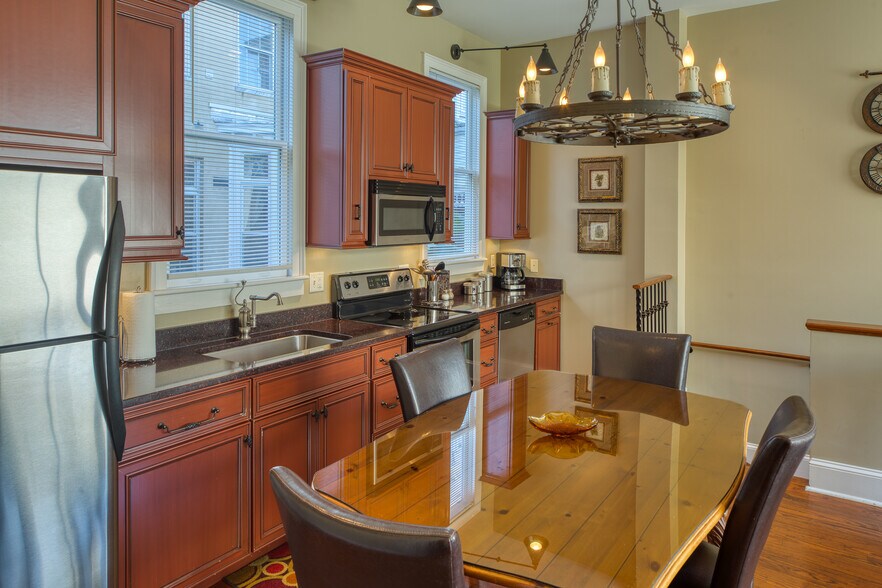 More Photos Of 14 E Taylor St, Savannah Specialty For Sale
