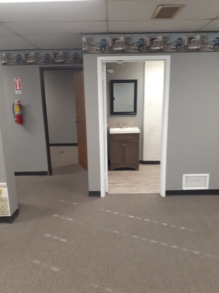 More Photos Of 5529 Dial Dr, Granite City Office For Lease