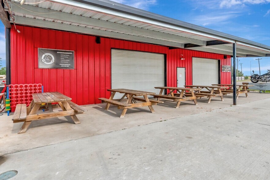 More Photos Of 23404 NW Zac Lentz Pky, Victoria General Retail For Sale