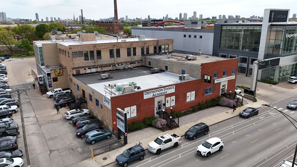 More Photos Of 2525 N Elston Ave, Chicago Showroom For Lease