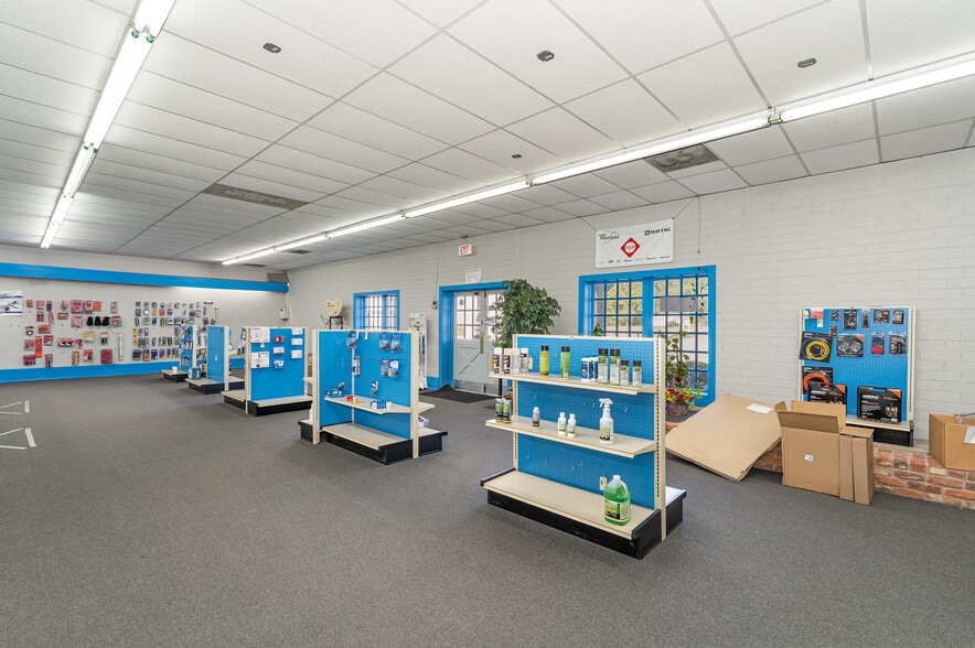 More Photos Of 4813 W Gate City Blvd, Greensboro Light Distribution For Sale