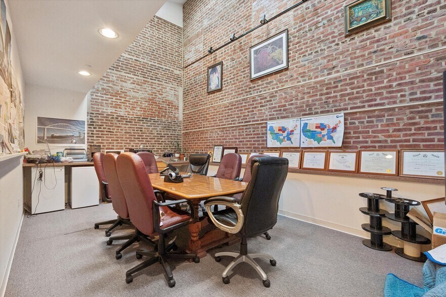 More Photos Of 422 Mill St, Bristol Office For Sale