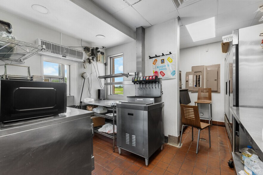 More Photos Of 2002 State Highway 66, Garland Service Station For Sale