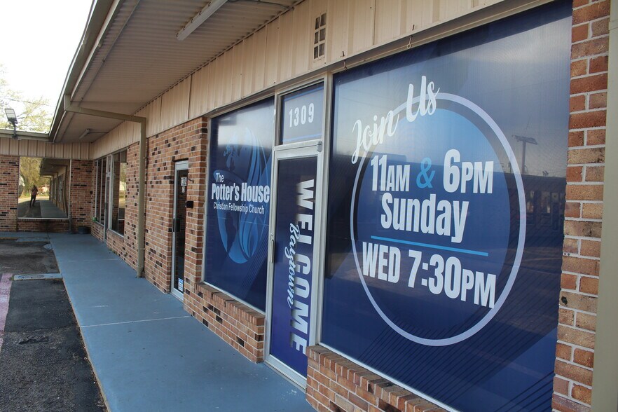 More Photos Of 1301-1309 Sandy Ln, Baytown General Retail For Sale