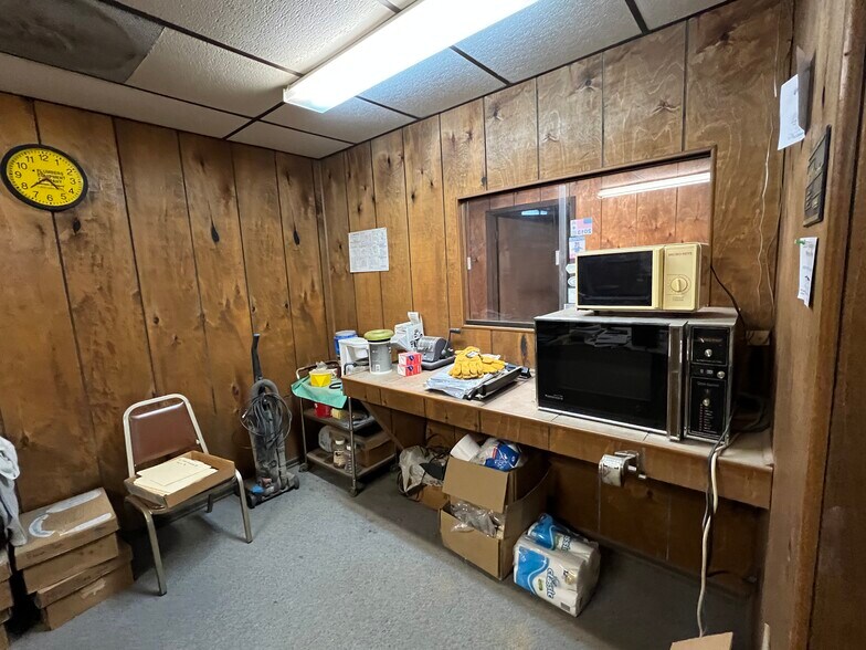 More Photos Of 2164 Guffey Rd, Irwin Supermarket For Sale