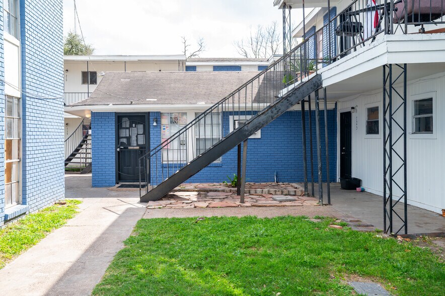 More Photos Of 122 E Crosstimbers St, Houston Apartments For Sale