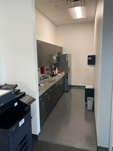 More Photos Of 6101 N Hollywood Blvd, Las Vegas Manufacturing For Lease