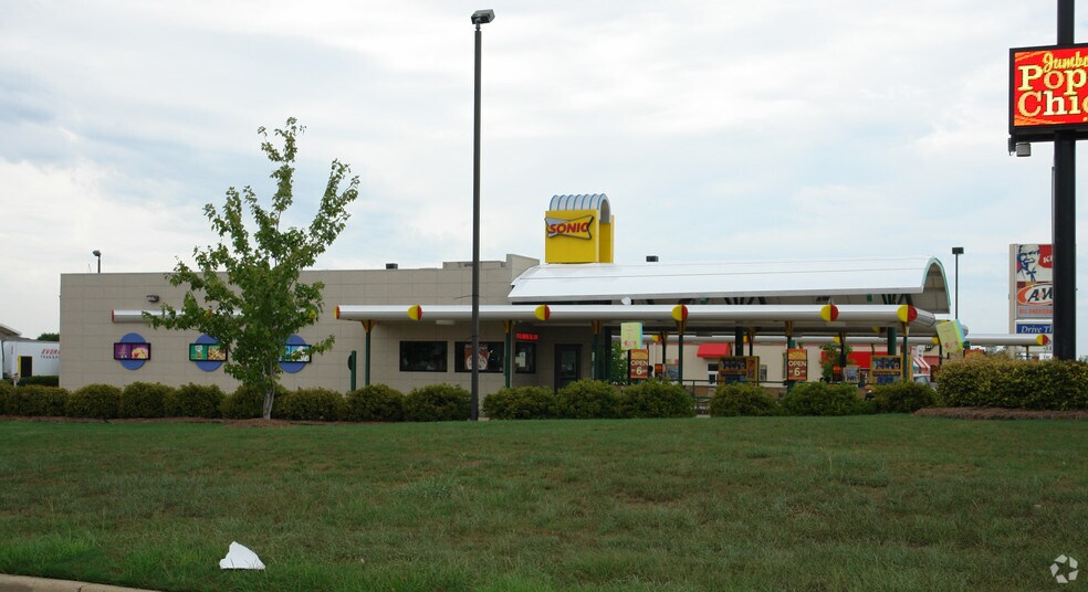 Primary Photo Of 1901 Coliseum Blvd, Montgomery Fast Food For Lease