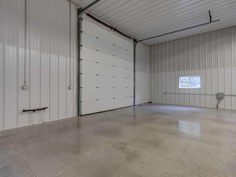 More Photos Of 1 Northgate Dr, Windsor Locks Warehouse For Lease