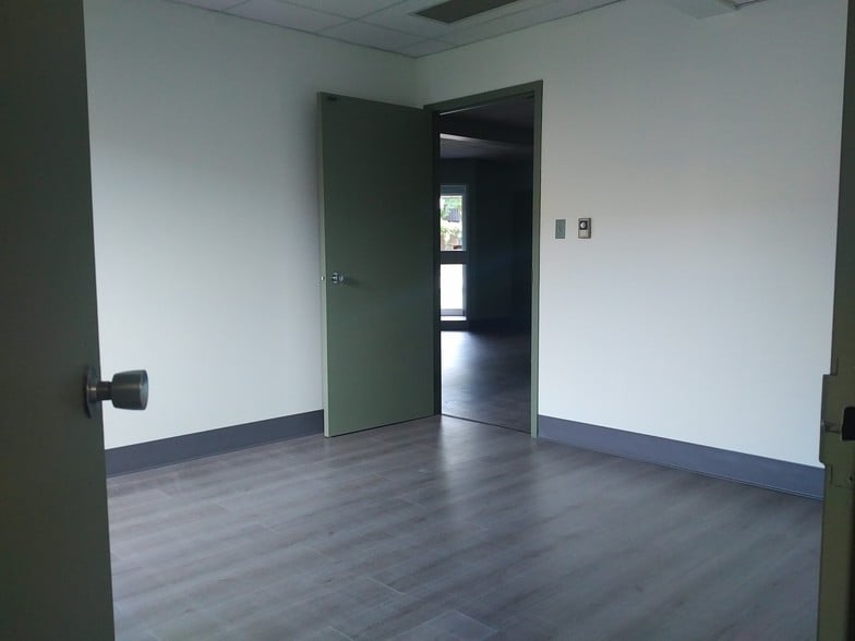 More Photos Of 15 Howard Pl, Kitchener Warehouse For Sale