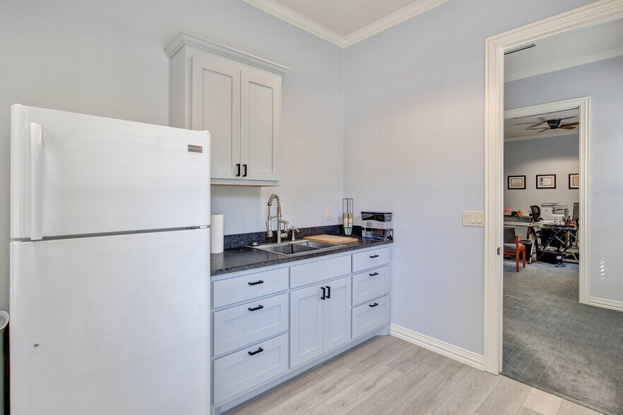 More Photos Of 7633 Bellaire Dr S, Fort Worth Medical For Sale