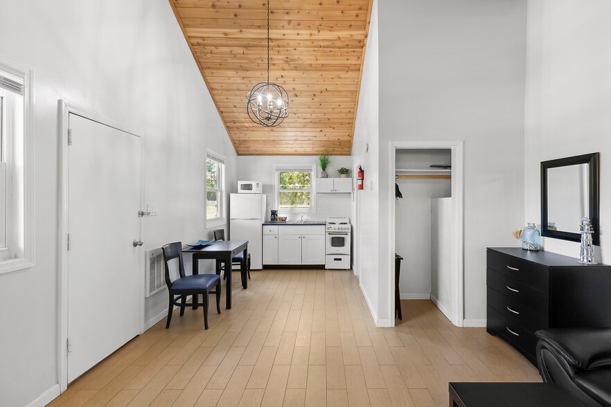 More Photos Of 72 Foster Ave, Hampton Bays Hotel For Sale