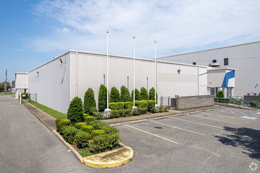 More Photos Of 1000 Elmwood Park Blvd, Elmwood Distribution For Lease